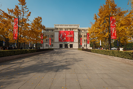 雨天城市秋季的上海音乐厅背景