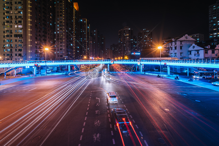 城市夜景慢门车流图片