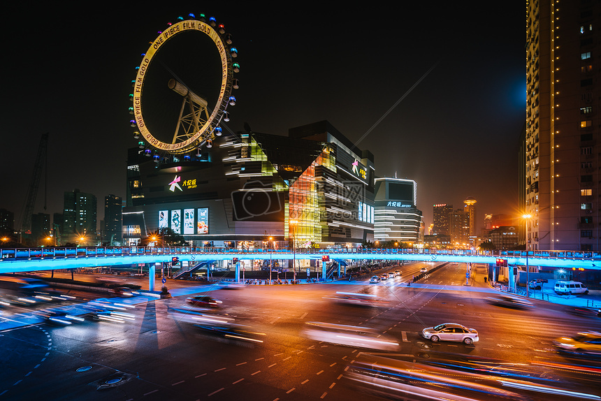 城市夜景慢门车流图片