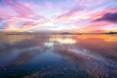 彩霞中美丽的湖景图片