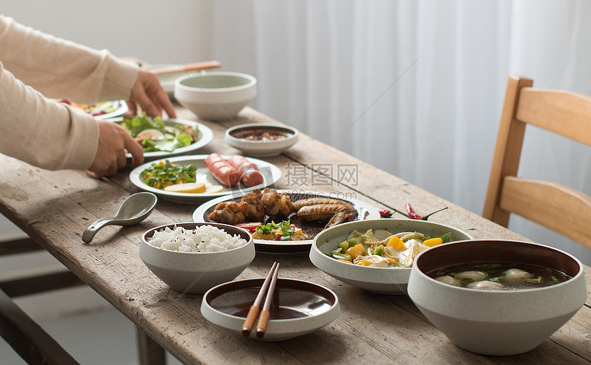 家庭内部家常饭聚餐高清图片下载-正版图片500206616-摄图网