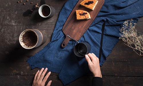 蓝色木纹面包与咖啡背景