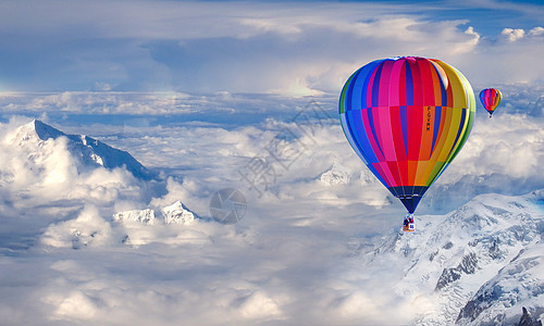 飞到云上的热气球图片