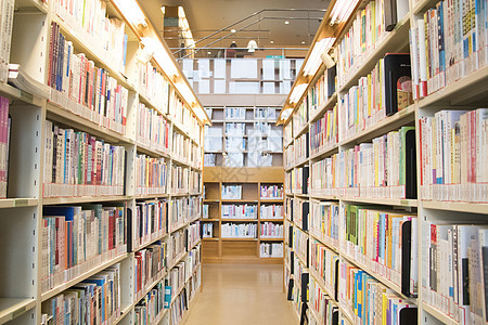 图书馆整齐排列的书架背景图片