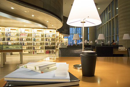 台灯看书图书馆里学习的桌面背景