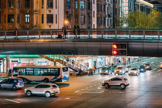 城市街道车水马龙图片