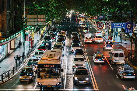 照片  |城市街道车水马龙照片  |城市车水马龙的十字街头移轴摄影gif