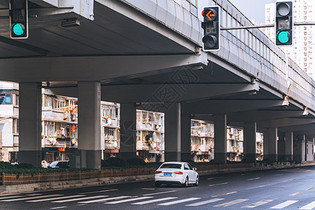 城市街道车水马龙图片