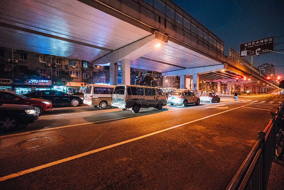 城市街道车水马龙图片