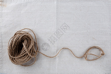 一捆棕色的细麻绳图片