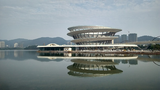 山水相映自然风景桥梁建筑背景图片