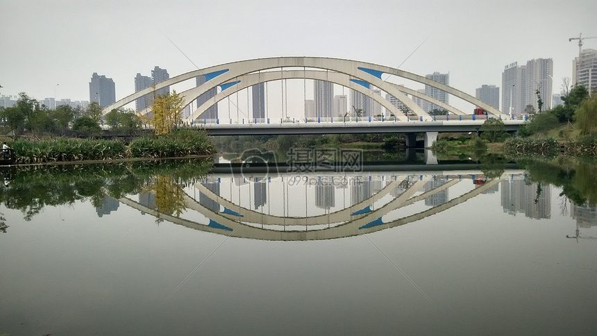 自然风景桥梁建筑绿色植被图片