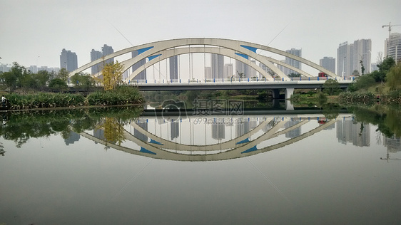 自然风景桥梁建筑绿色植被图片