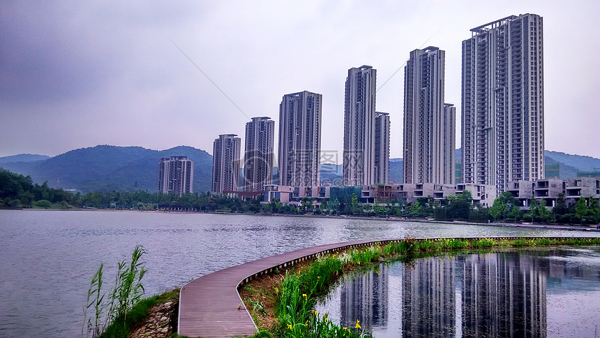 自然风景桥梁建筑绿色植被图片