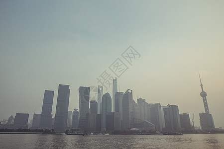 雾霾中的上海黄浦江陆家嘴背景图片