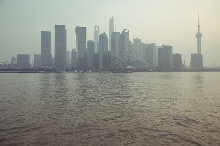 雾霾中的上海黄浦江陆家嘴背景图片