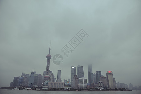 环保水雾霾中的上海商圈陆家嘴背景