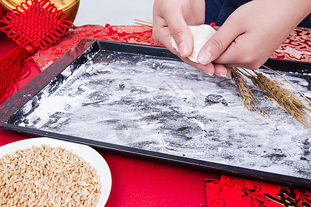冬至过年正在制作手工饺子背景图片