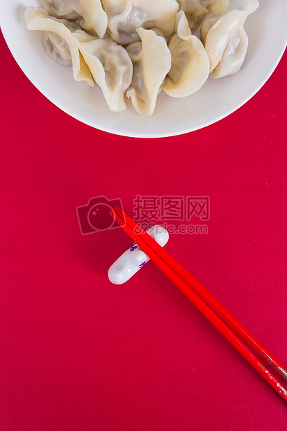 中国冬至简洁红色喜庆背景的热饺子图片