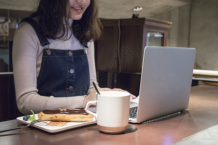 智能手机咖啡馆里使用电脑的女孩背景
