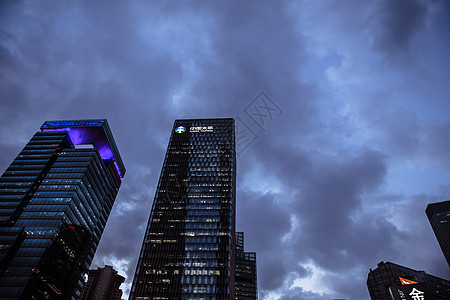 三个圈神秘天空夜晚城市建筑背景