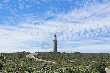 威海灯塔威海滨海公园边的灯塔和蓝天背景