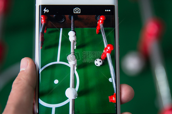 智能生活手机拍摄足球桌游图片