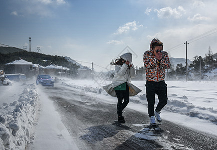 家人冬天寒风袭人背景