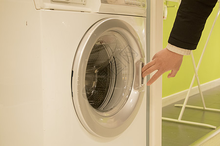 手洗衣物操作使用滚筒洗衣机背景
