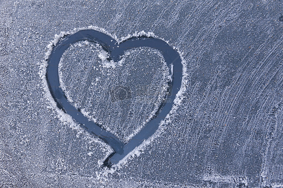 玻璃窗上冰花画的心形