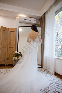 镜子前幸福女人白色婚纱图片