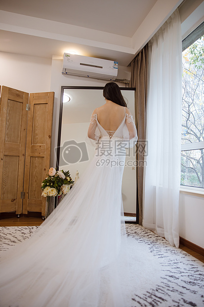 镜子前幸福女人白色婚纱图片