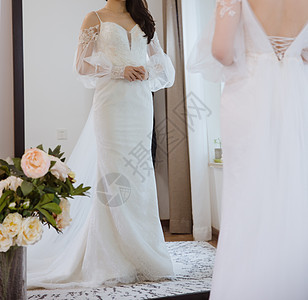 镜子前幸福女人白色婚纱背景图片