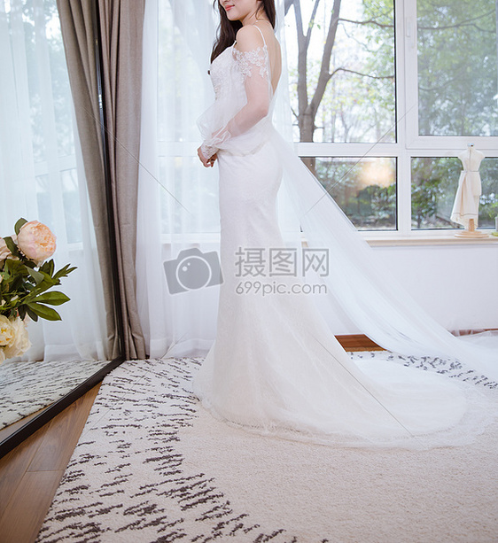 镜子前幸福女人白色婚纱图片