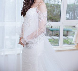 窗前幸福女人穿白色婚纱图片