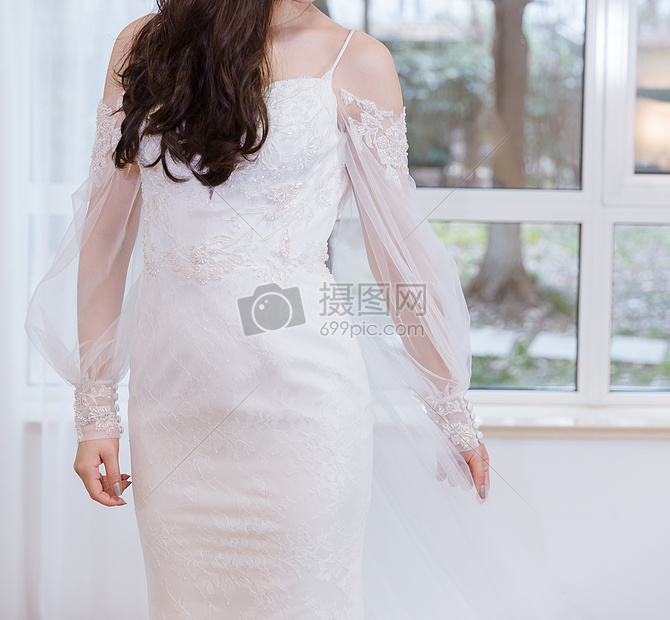 窗前幸福女人穿白色婚纱图片