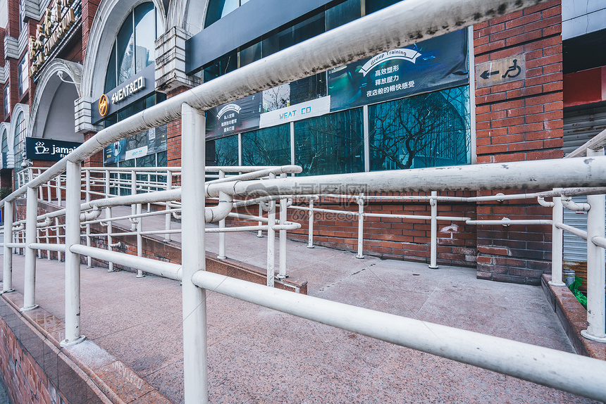 高清实拍街头篮球对决 感受民间高手的惊人技巧与激情碰撞