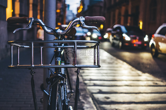 城市路边自行车图片