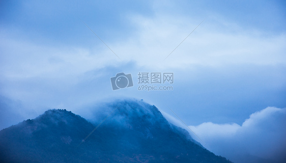 大气云雾风景朦胧山脉图片