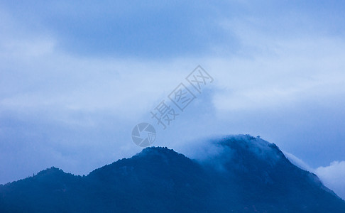 风景如画荷兰大气云雾风景朦胧山脉背景