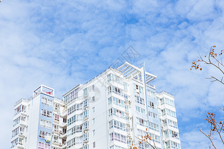 清新简单蓝天白云城市建筑图片