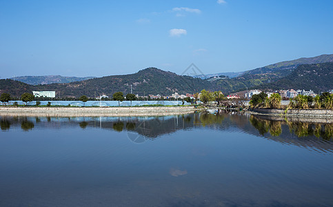 大气城市田园水面倒影图片