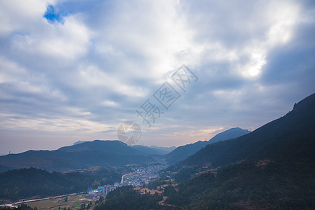 大气山脉田园乡村风光背景图片