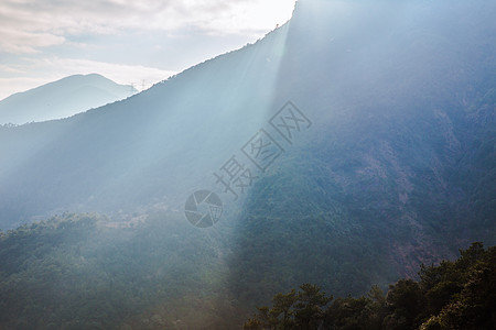 蓝色山脉大气阳光光束山脉风光背景