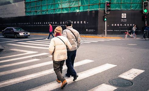 互相搀扶过马路的一对老年夫妇图片