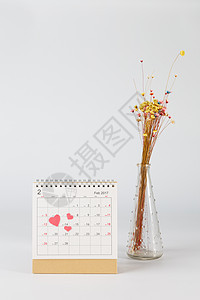 情人节日历爱心透明花瓶在白色背景上图片