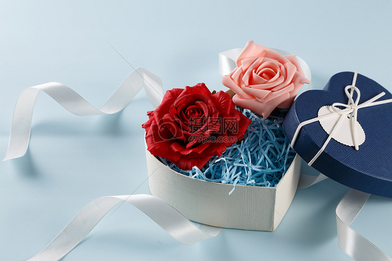 情人节爱心礼盒缎带红色粉色玫瑰花在浅蓝色上图片