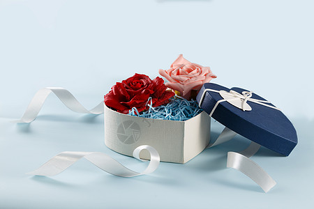 情人节爱心礼盒缎带粉色玫瑰花在浅蓝色上图片