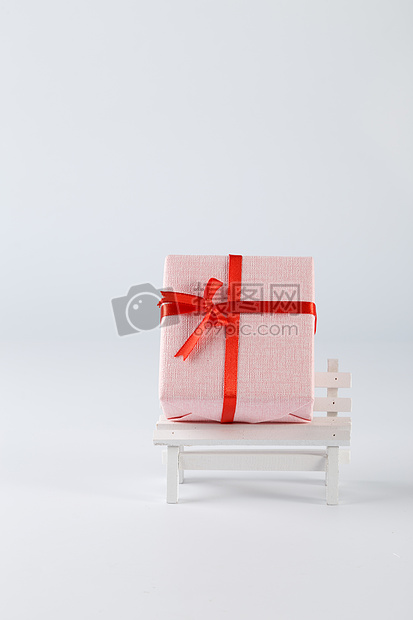 情人节礼物盒在白色背景上图片