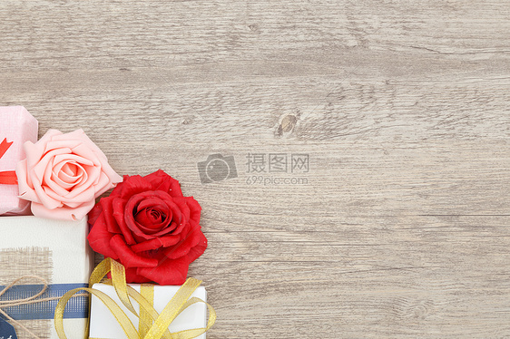 情人节礼盒玫瑰花在木纹背景上图片